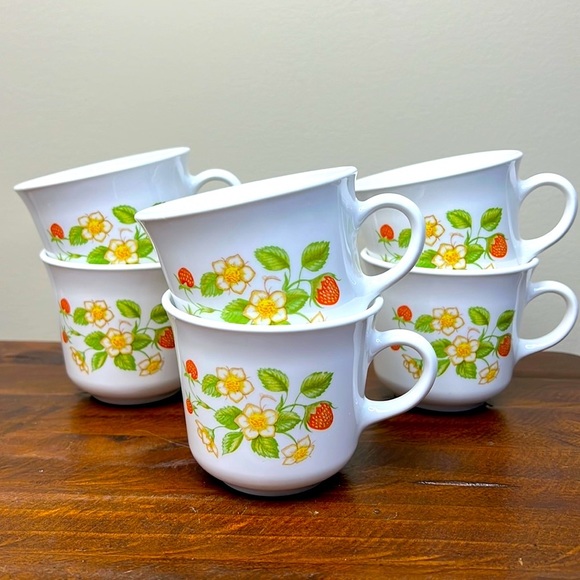 Corelle Other - CORELLE by Corning Strawberry Sundae Collection Set of 6